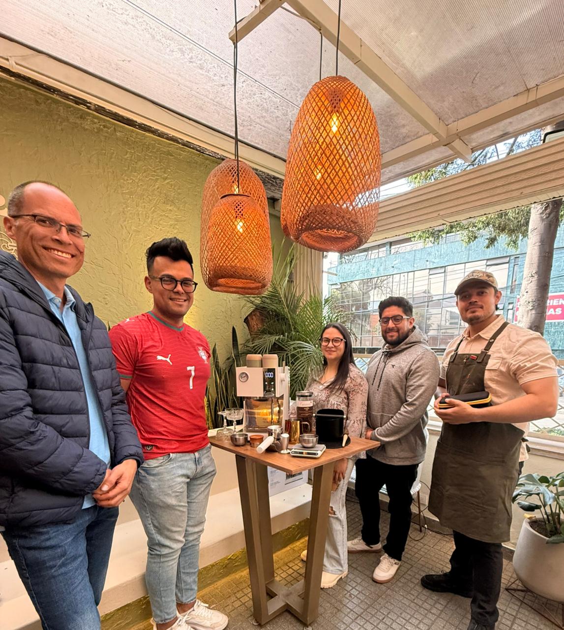 Equipo de Elliptical preparándose para la cata de café del evento